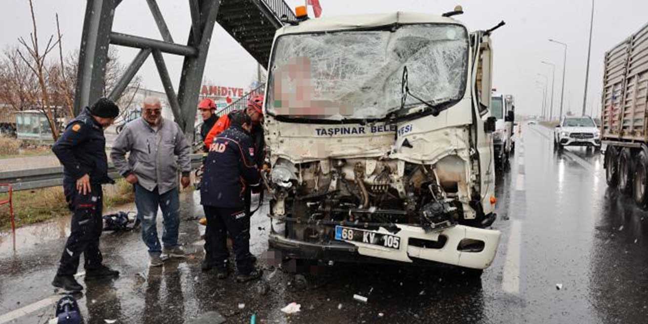 Aksaray’da Taşpınar Belediyesinin kamyoneti tıra arkadan çarptı: 1’i ağır 2 yaralı