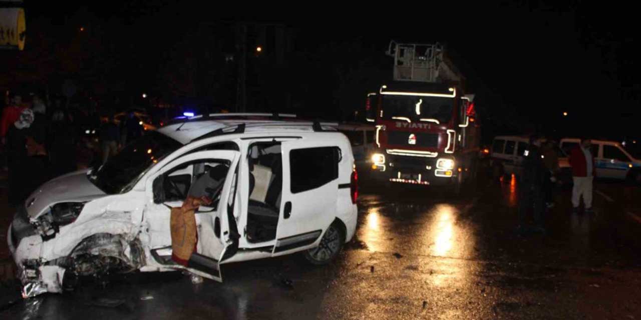 Kayseri’de hafif ticari araç ile pikap çarpıştı: 5 yaralı