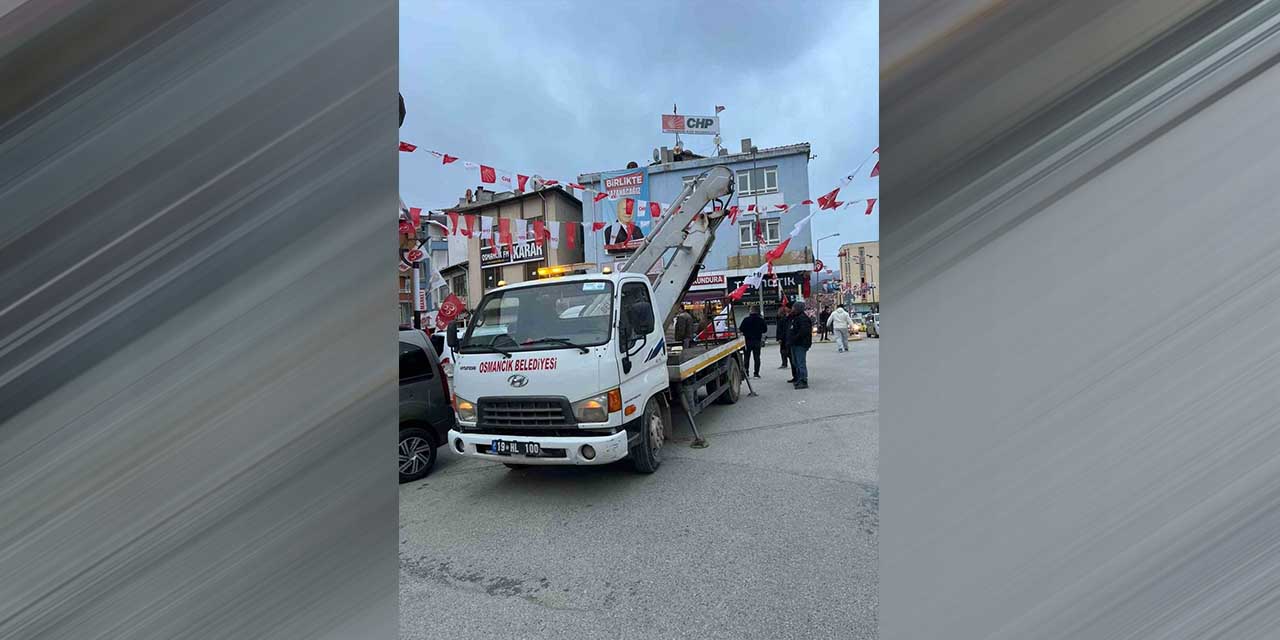 Bayrak asmak için bindikleri vincin sepeti kırıldı: 2 yaralı