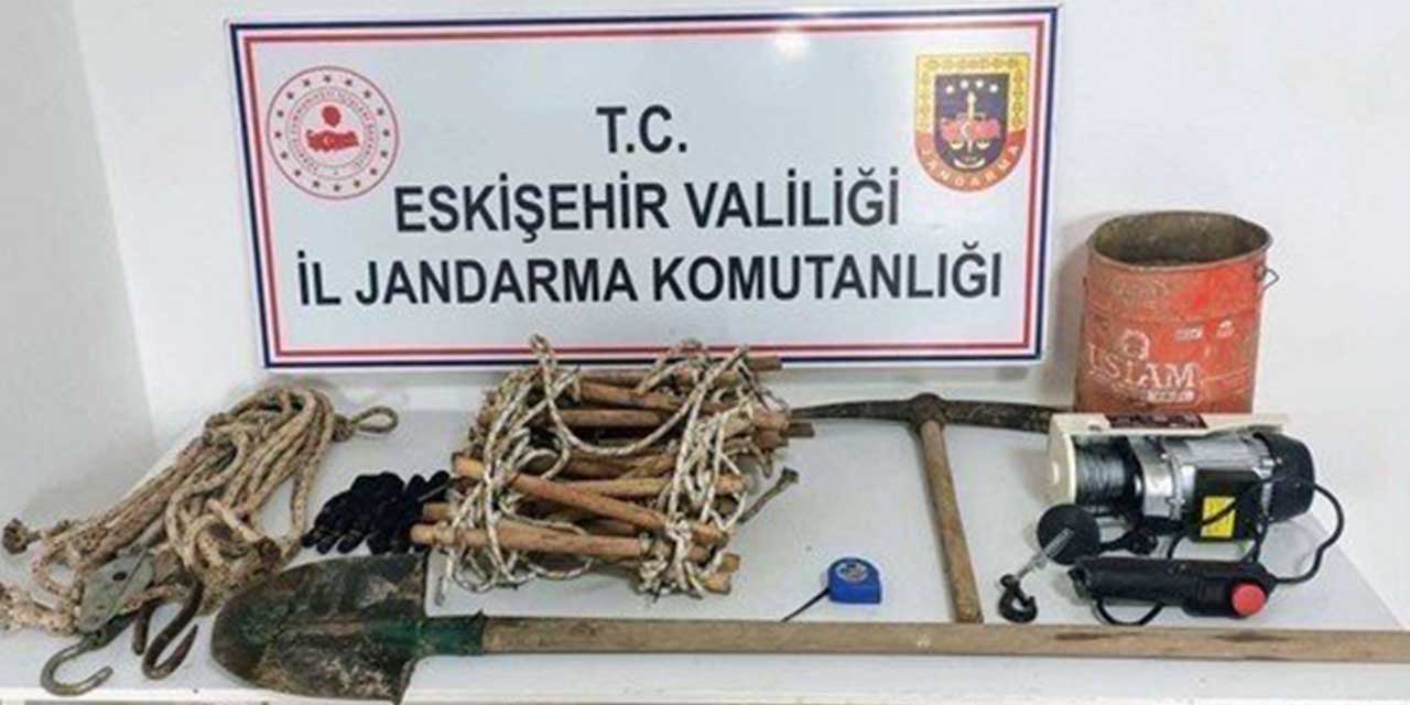 Evinin bahçesinde kaçak kazı yapan 2 şahsa jandarma operasyonu