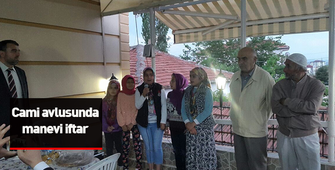 Cami avlusunda manevi iftar