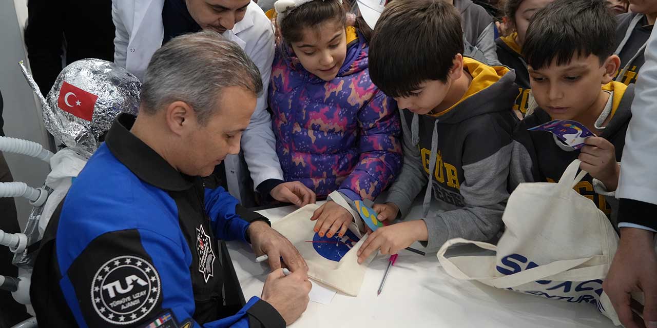 Minik astronot, Alper Gezeravcı ile buluştu