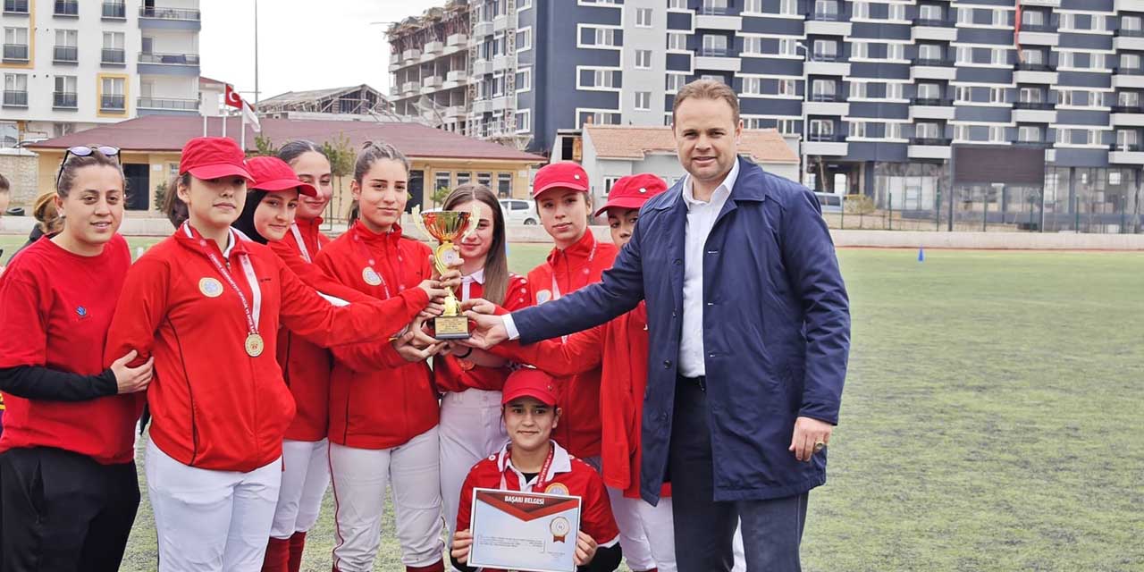 Softbol ve Beyzbol şampiyonları ödüllendirildi