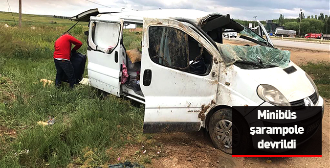 Minibüs şarampole devrildi