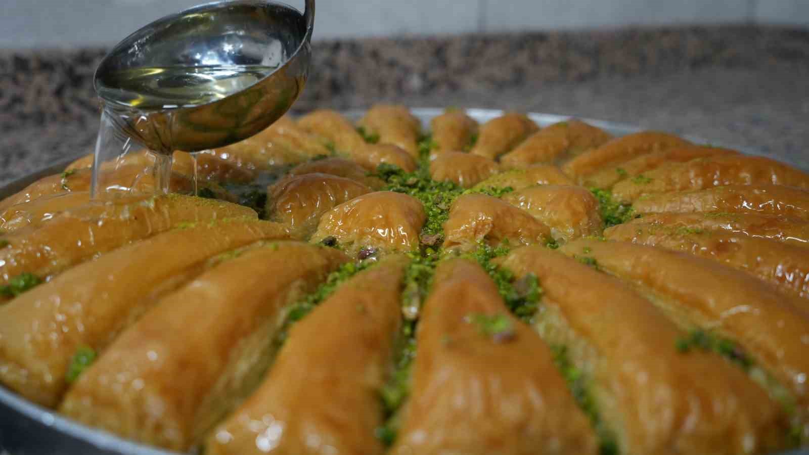 Baklavalar bayram sofraları için hazırlanıyor