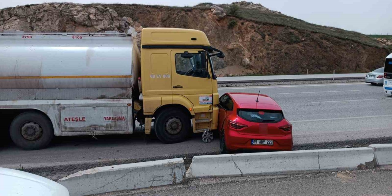 Tırın sürüklediği otomobildeki 5 kişilik aile yara almadan kurtuldu