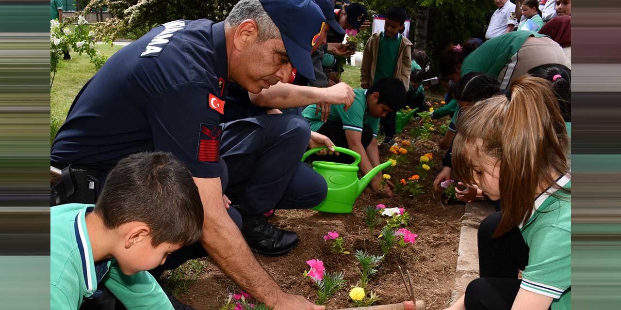 Jandarma Teşkilatı öğrencilerle fidan dikti