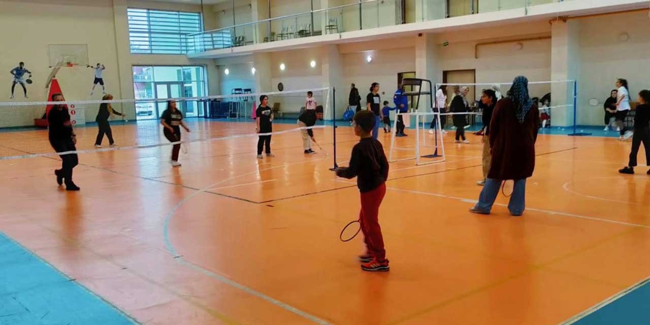 Badminton’da bu kez anneler yarıştı