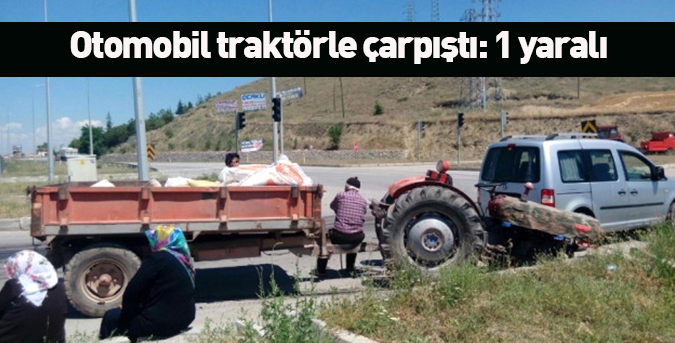 Otomobil traktörle çarpıştı