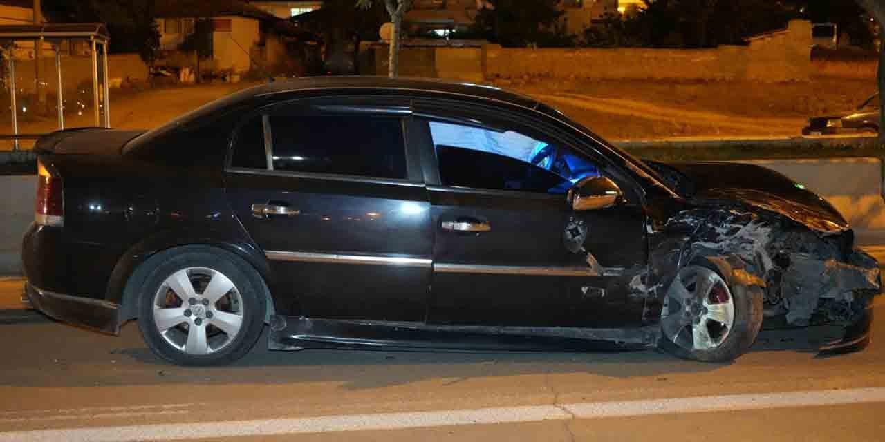 Otomobiller kafa kafaya çarpıştı