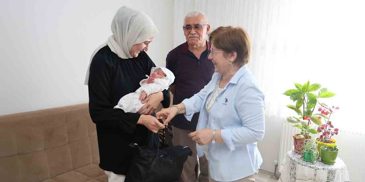 Yeni doğan bebeklere hediyeleri veriliyor