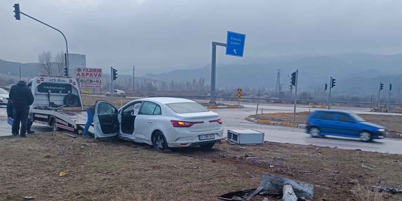 Kayganlaşan yolda otomobil refüje çarptı