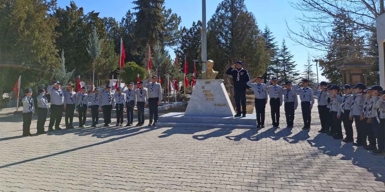Yavru Kurt İzci Grubu, şehitleri ziyaret etti