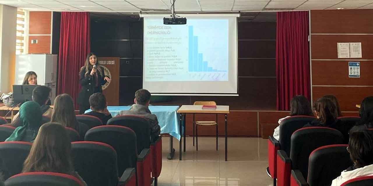 Öğrencilere sağlıklı beslenme anlatılıyor