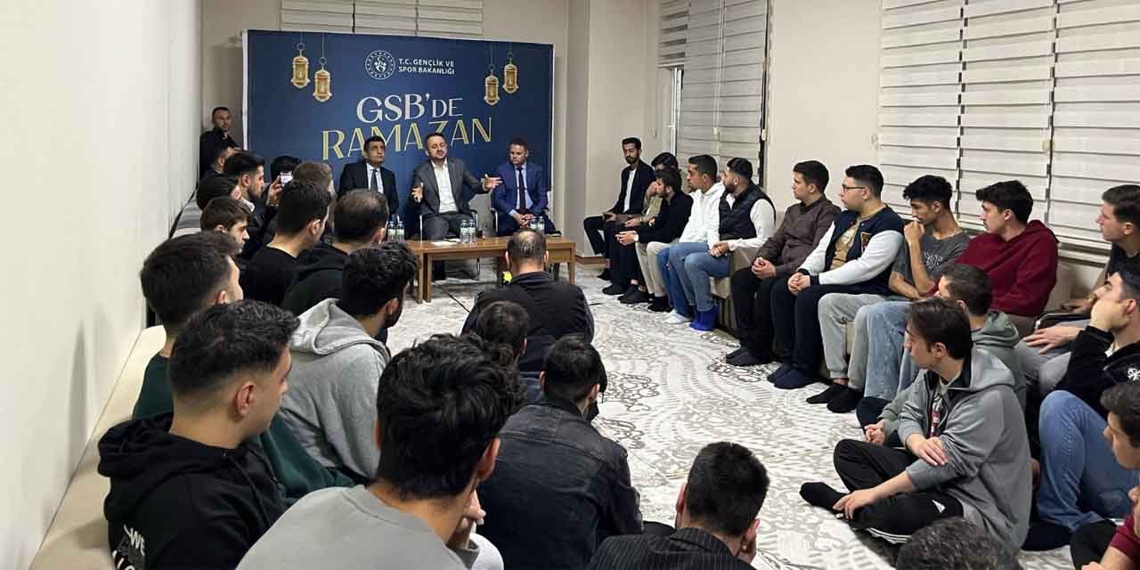 Eminoğlu, gençlerle iftar yaptı