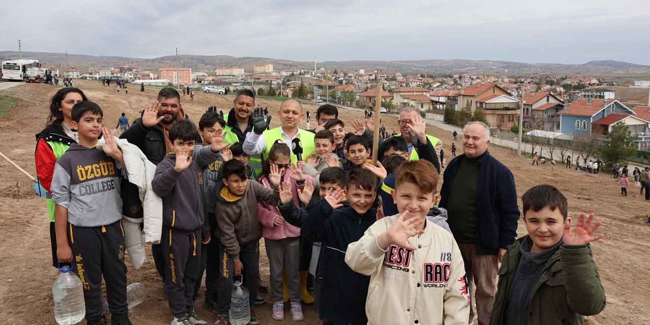 Minikler, fidanları toprakla buluşturdu