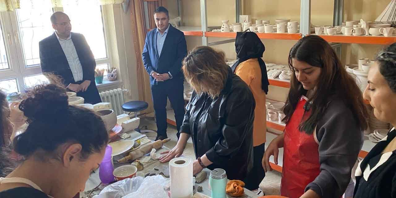 Kadınlar, seramik atölyede sanatla buluşuyor