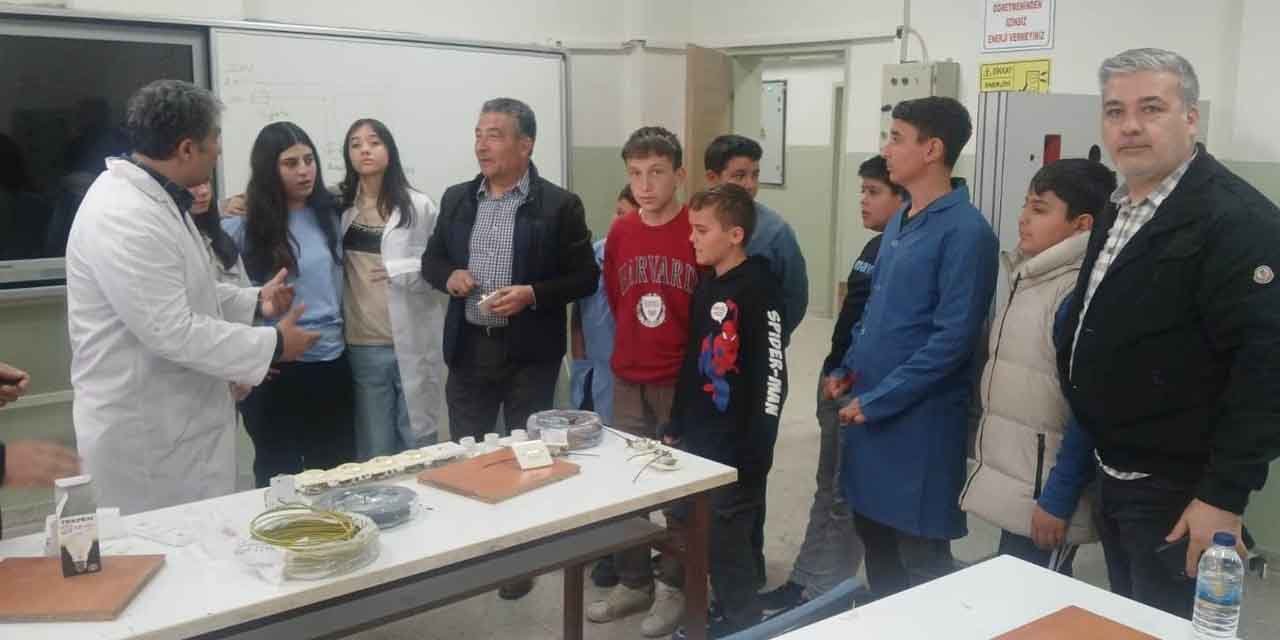 Ortaokul öğrencileri tezgah başında