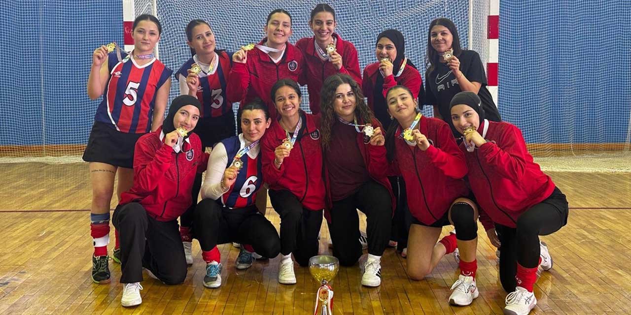 Üniversiteli kızlar Hokey şampiyonu!