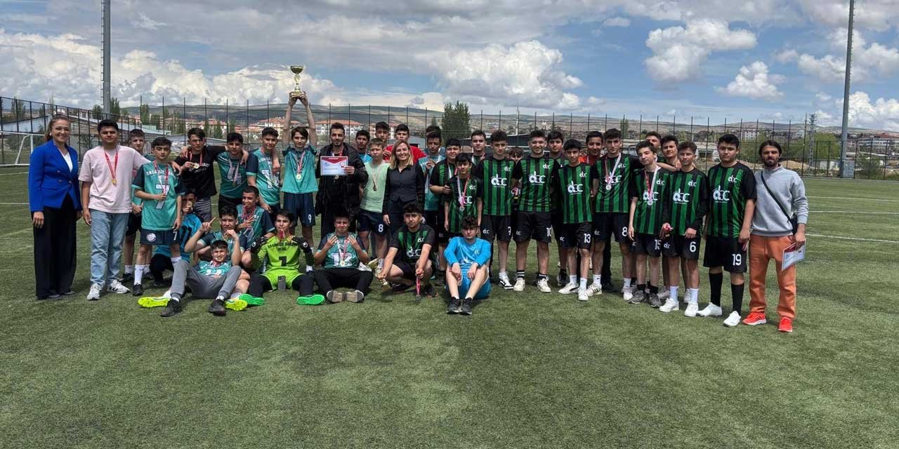 Genç futbolculardan kıyasıya rekabet
