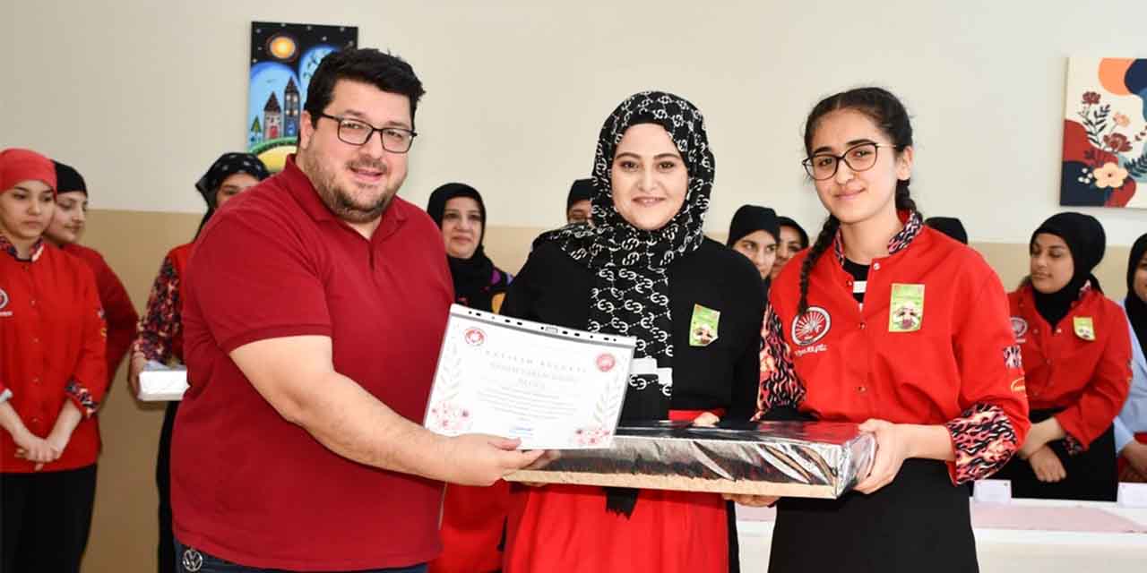 Aile yılında anne-kız mutfakta hünerlerini sergiledi