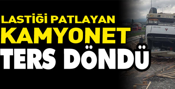 Lastiği patlayan kamyonet devrildi