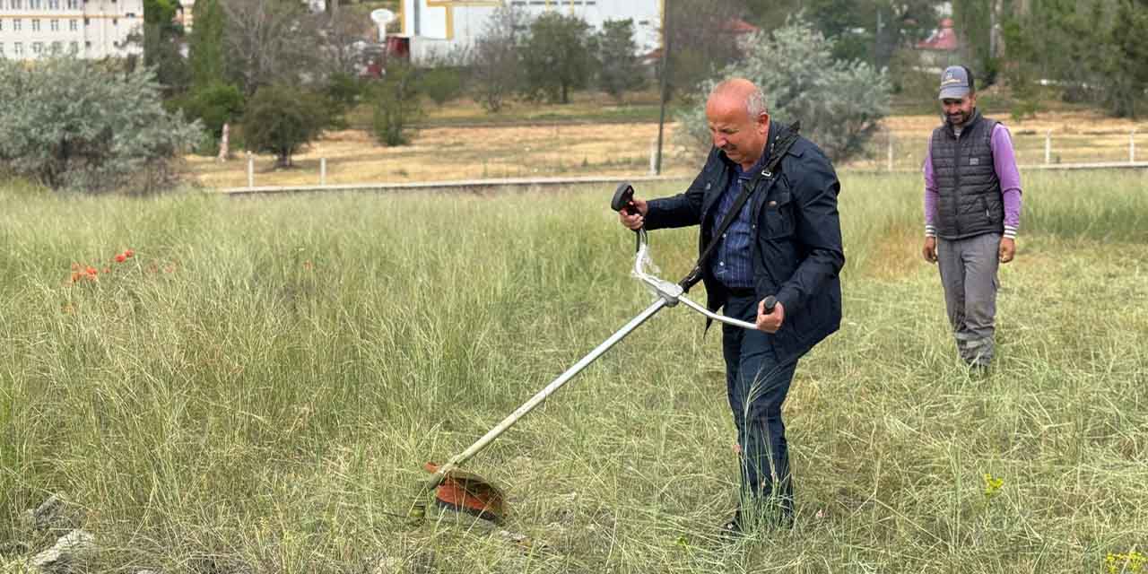 Eline tırpanı alan başkan otları temizledi