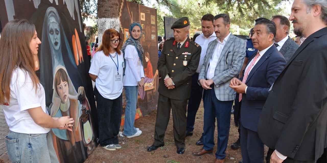 Liselilerin sergisi büyük ilgi gördü