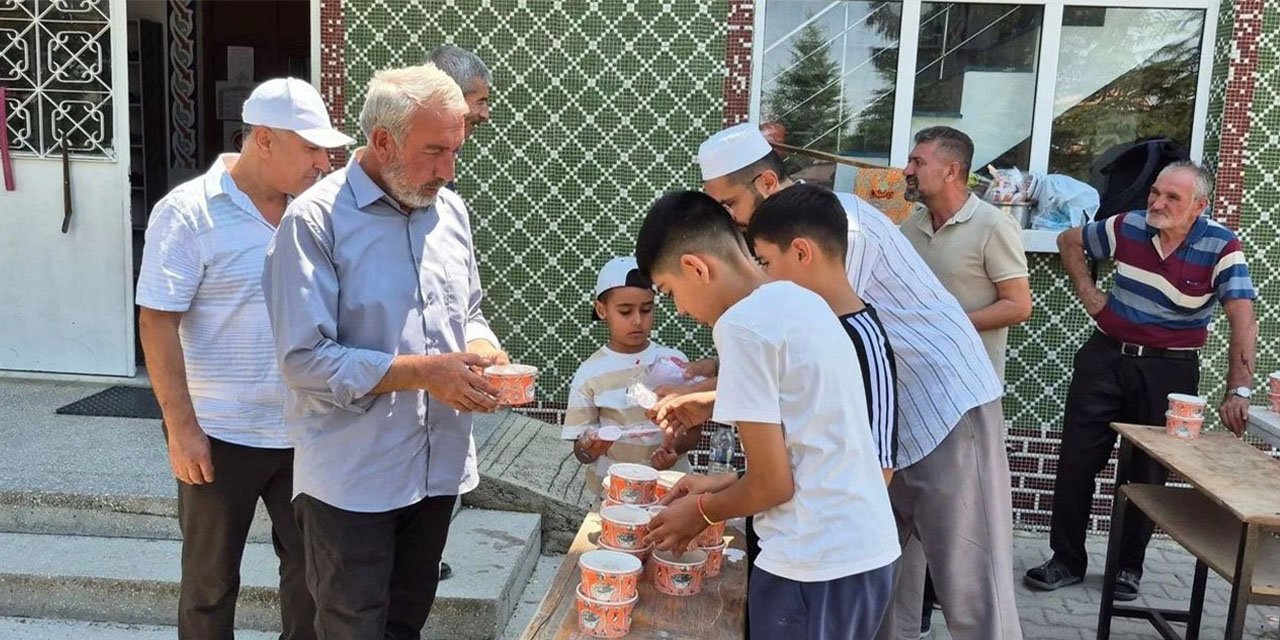 Bahşılı Yeşil Camii’nde Aşure İkramı