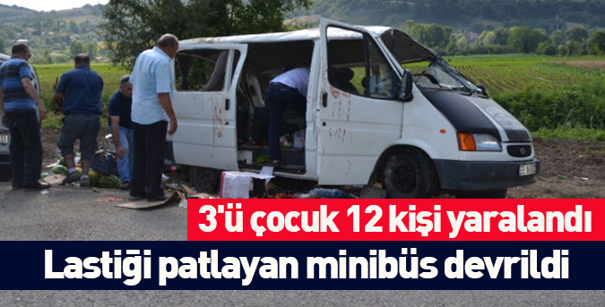 Lastiği patlayan minibüs devrildi