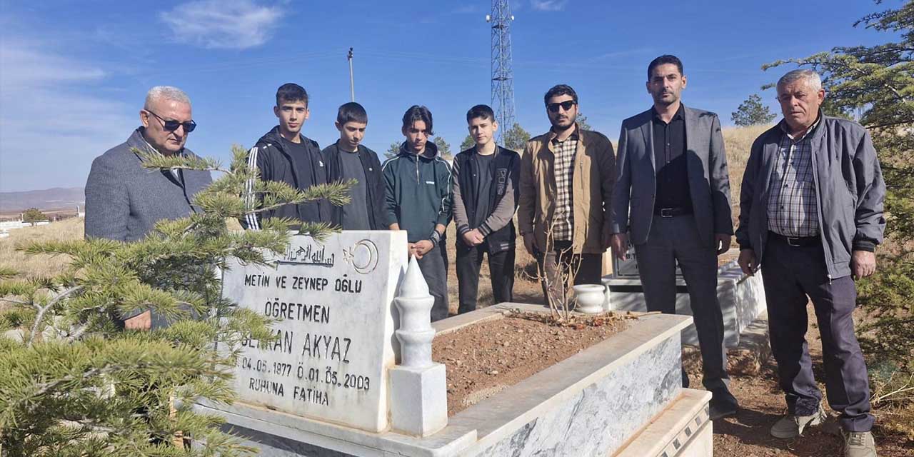 Liseliler öğretmenleri dualarla andı