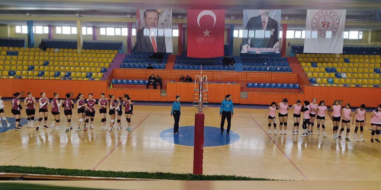 Genç kızlar voleybol müsabakaları heyecanı