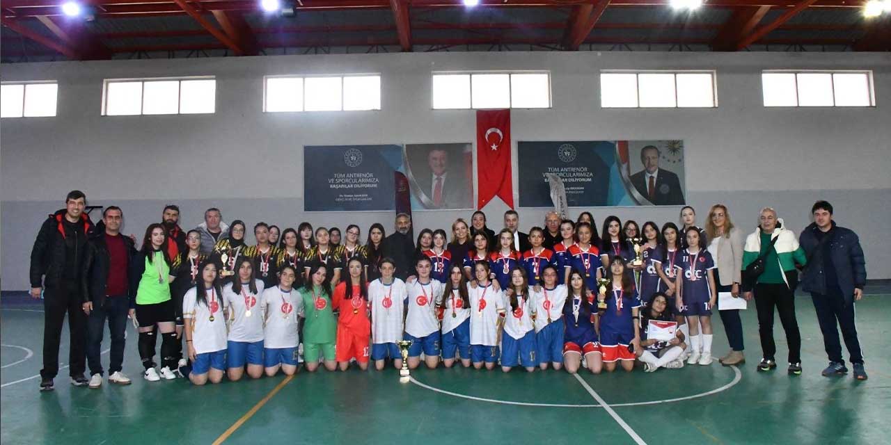 Kızlar Futsal turnuvası tamamlandı