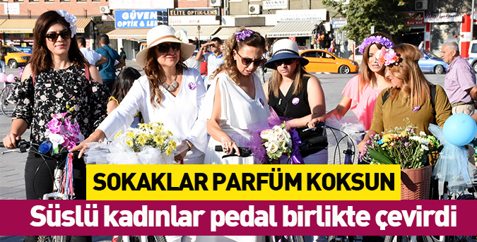 Süslü kadınlar pedal çevirdi
