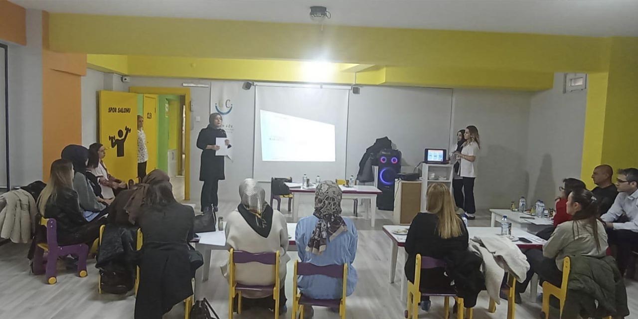 Otizme karşı farkındalık eğitimi