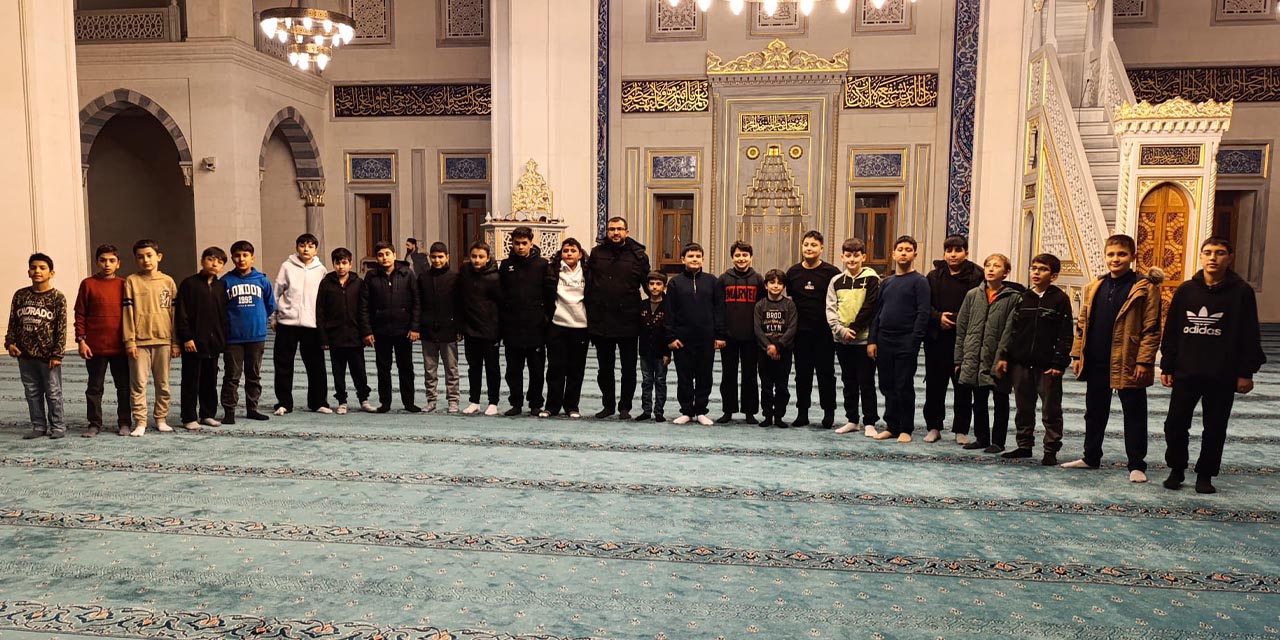 Gençler aileleriyle yatsı namazında saf tuttu