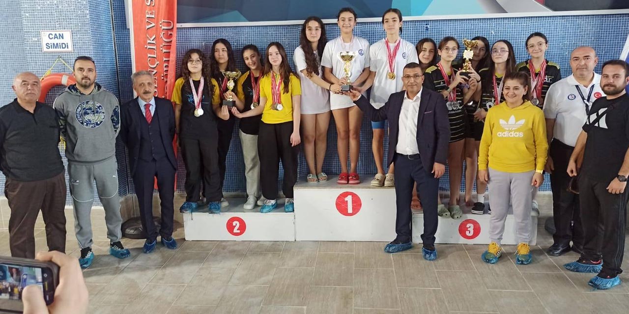 Genç kızlar şampiyonluk için kulaç attı