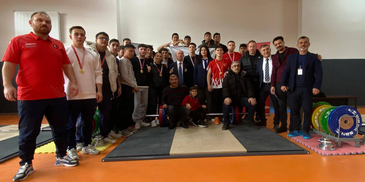Genç Halterciler şampiyonluk için kıyasıya yarıştı