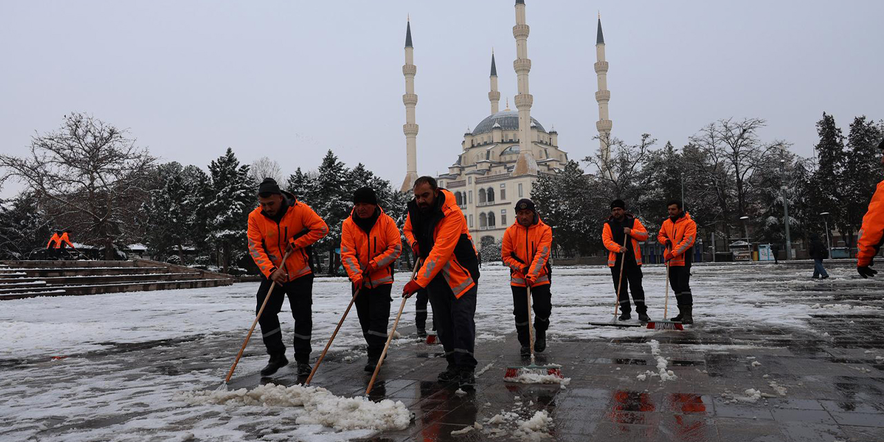 Cadde ve sokaklardaki karlar temizlendi