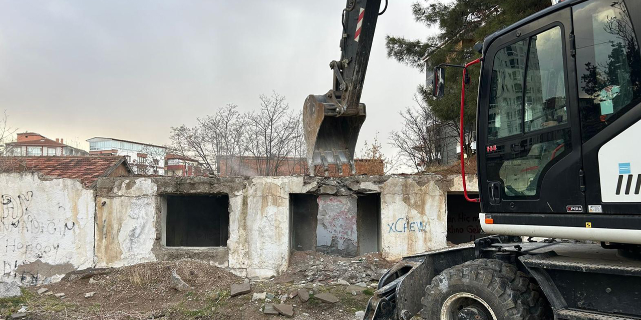 Tehlike oluşturan metruk binalar yıkılıyor