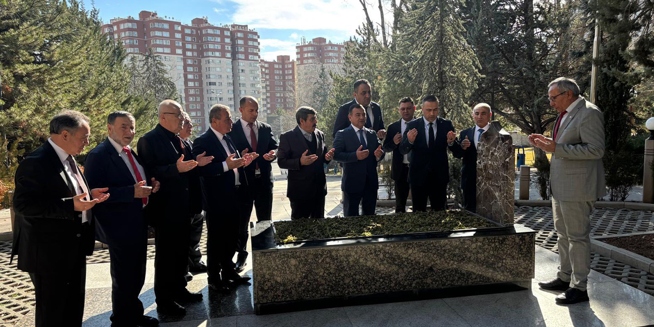 MHP heyeti Türkeş’i dualarla andı