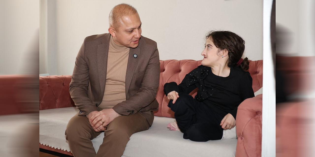 Ahmet Önal, akülü tekerlekli sandalye ile sevindirdi