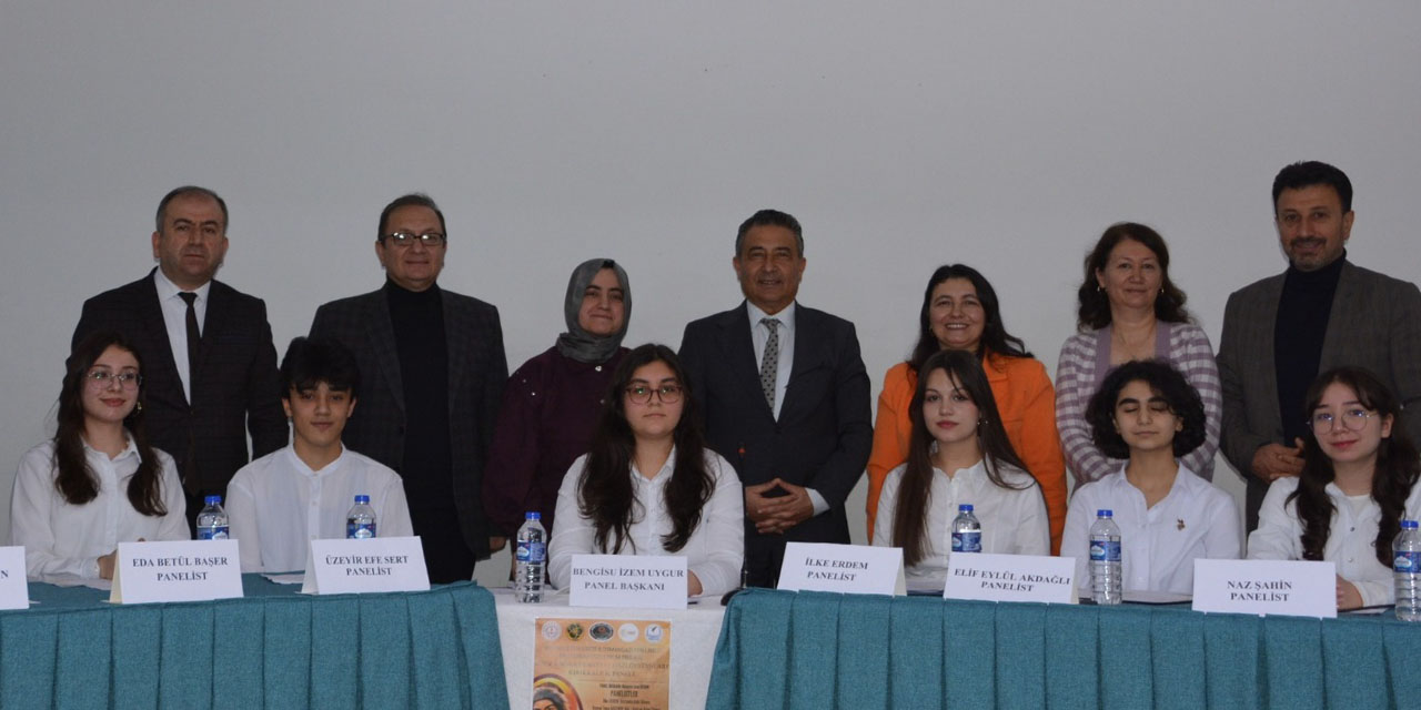 Lise öğrencileri anlattı davetliler dikkatle dinledi