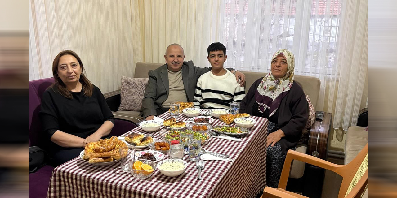 Başkan Cönger, vatandaş sofrasında iftar yaptı
