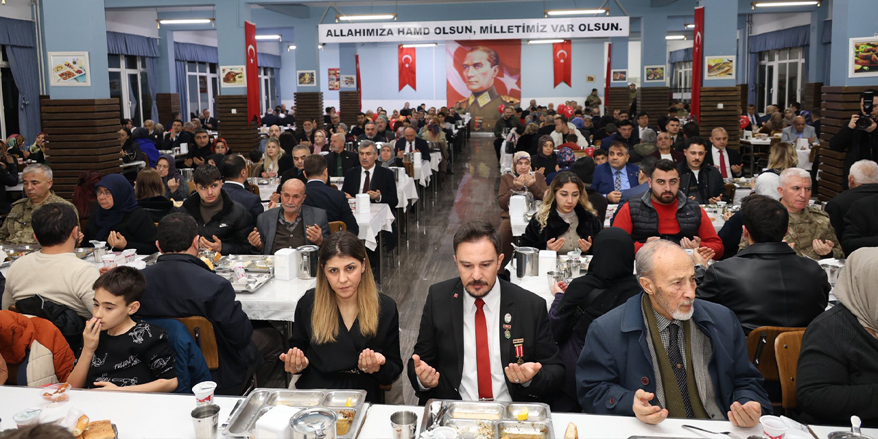 Mehmetçiklerle anlamlı iftar