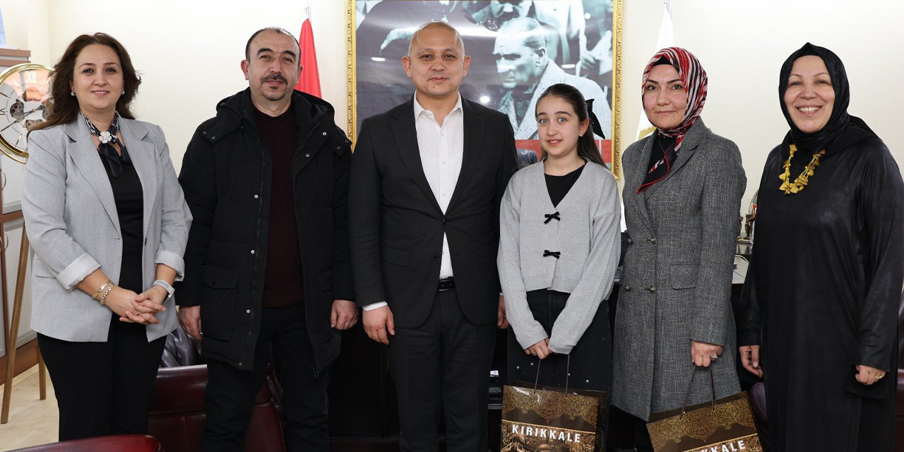 İstiklal Marşı’nı en güzel okuyan Begüm’e Önal’dan ödül