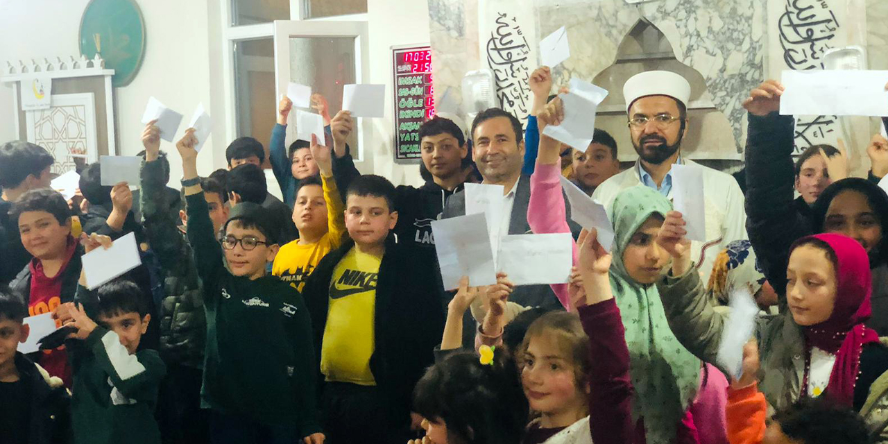 Bağdat Camii’nde çocuklara bayram harçlığı