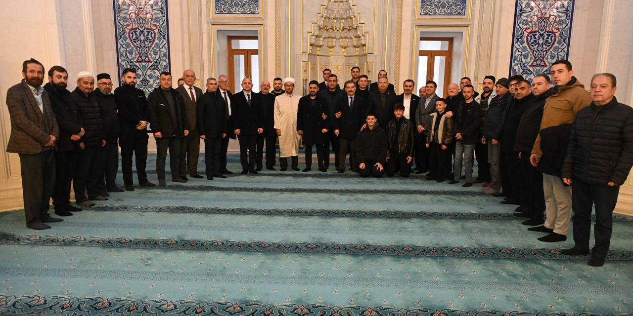 Nur Camii’nde geleneksel bayramlaşma