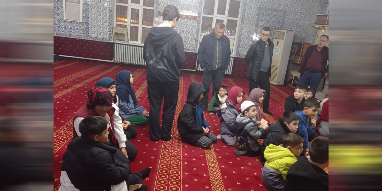 Harçlığını biriktirdi, arkadaşlarına hediye etti