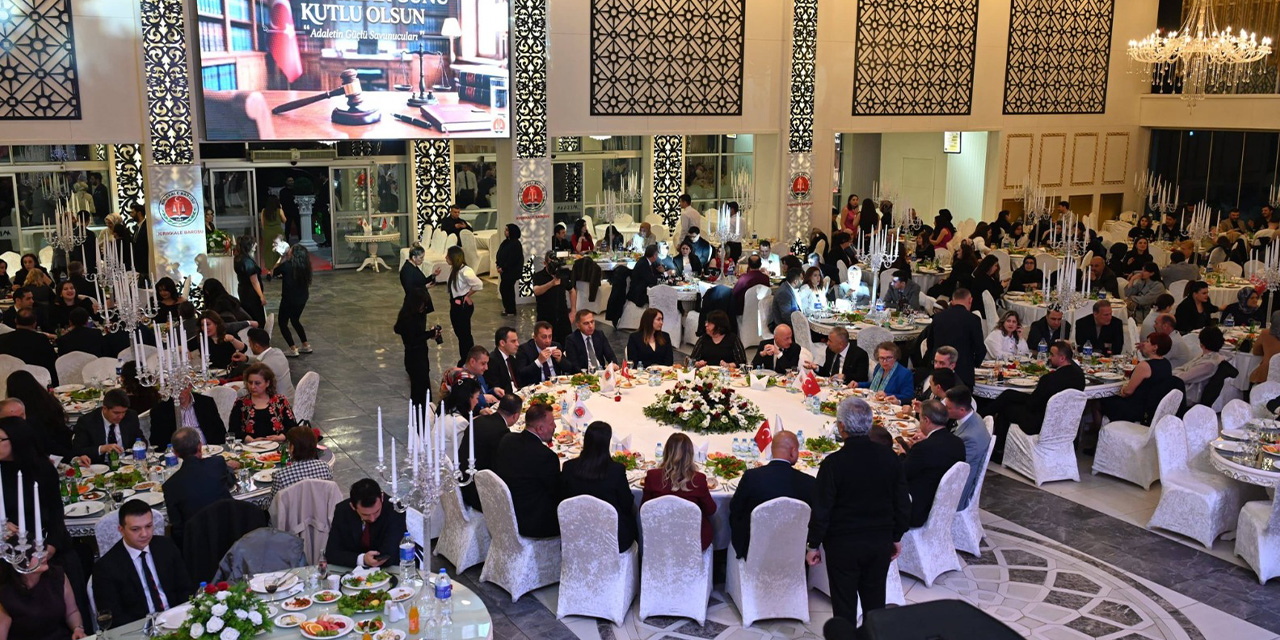 Avukatlar buluştu, günlerini doyasıya kutladılar